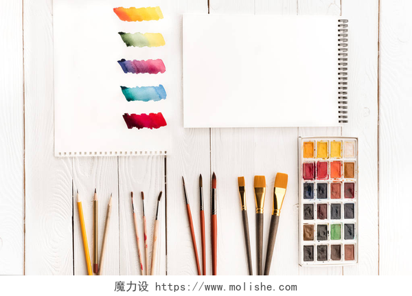 白色背景上的毛笔颜料水彩本套的颜料和画笔
